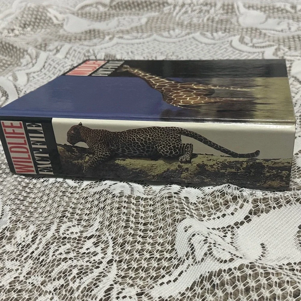 Wildlife Fact-File Binder Educational Animal Reference Book Excellent Tabbed